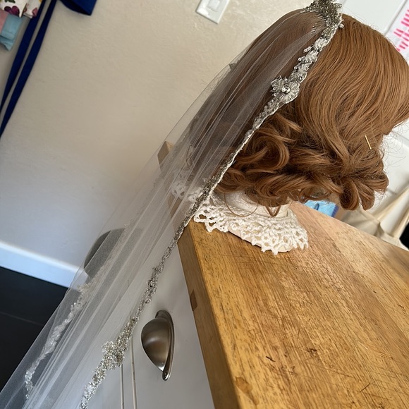Crystal and beaded single-tier veil - Picture 2 of 7